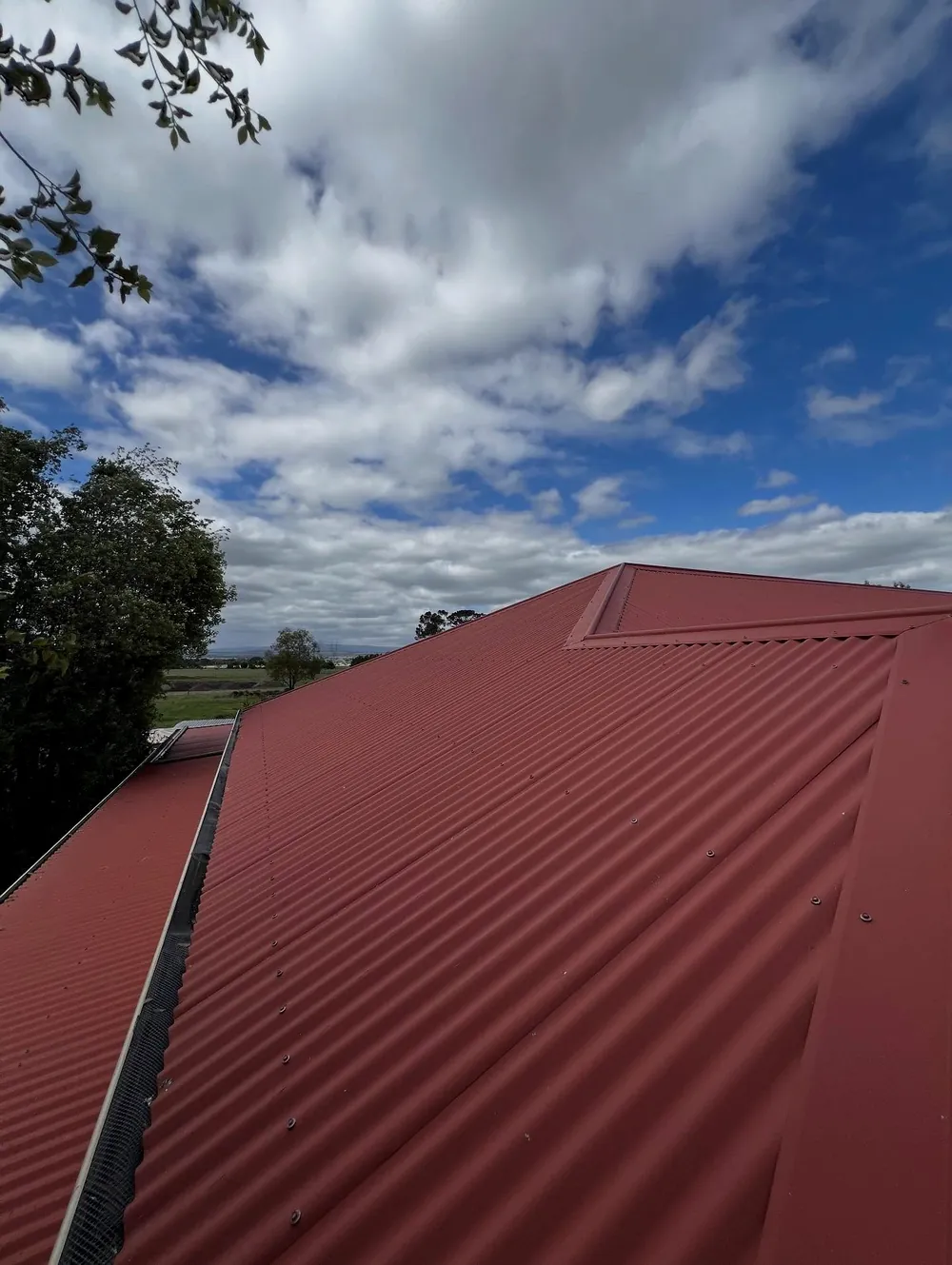 Manor Red metal roof after a full pressure wash in Mickleham